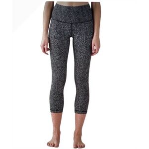Lululemon Size 4 Black and White Pattern Mid Rise Wunder Under Leggings Cropped
